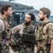 David Boreanaz (como Jason Hayes), Neil Brown Jr. (como Ray) e Max Thieriot (como Clay Spenser) em cena do primeiro episódio de SEAL Team