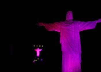 O momumento do Cristo Redentor, no Corcovado, iluminado na campanha Outubro Rosa para alertar sobre o câncer de mama. © Fernando Frazão/Agência Brasil