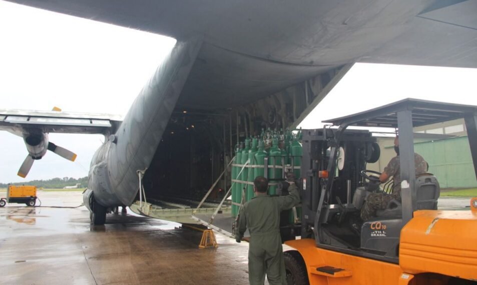 Avião militar C-130, da FAB, com cilindros de oxigênio para tratamento de pacientes de covid-19 em Manaus. © Divulgação/Centro de Comunicação Social da Aeronáutica