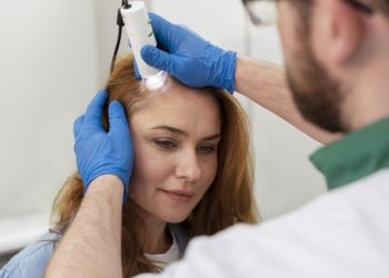 mulher recebendo tratamento para queda de cabelo em uma clinica O Jornal dos Capixabas!