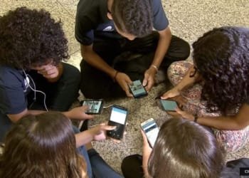 86%-dos-brasileiros-apoiam-restricao-de-celular-nas-escolas,-diz-pesquisa