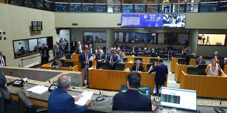 Deputados cobram medidas contra o impacto do calor nas escolas estaduais