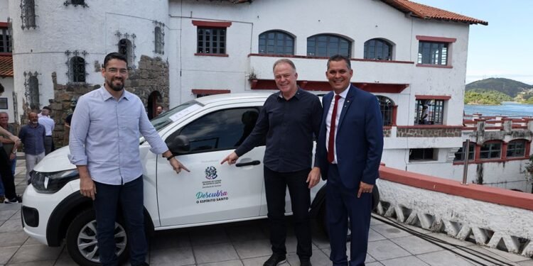 Governo do ES entrega veículos a 45 municípios para fortalecer o turismo local