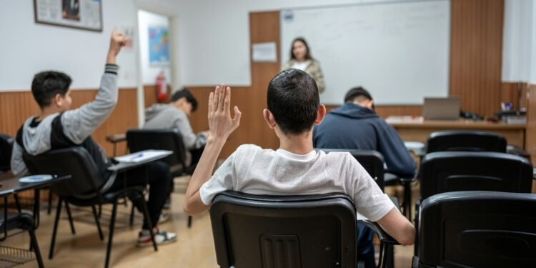 Vitória lança programa de formação para líderes escolares