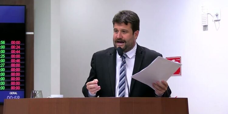 Fernando Vieira cobra regularização na farmácia municipal e questiona contratos de máquinas pesadas em Ibatiba