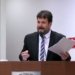 Fernando Vieira cobra regularização na farmácia municipal e questiona contratos de máquinas pesadas em Ibatiba