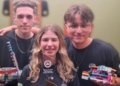 Equipe Sancabots ao Resgate, do Brasil, exibe troféu de ouro na Grande Final do Desafio Jovem Robotics for Good 2025 © Davi Beltrame I Via Arquivo Pessoal