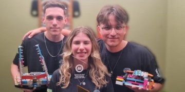 Equipe Sancabots ao Resgate, do Brasil, exibe troféu de ouro na Grande Final do Desafio Jovem Robotics for Good 2025 © Davi Beltrame I Via Arquivo Pessoal