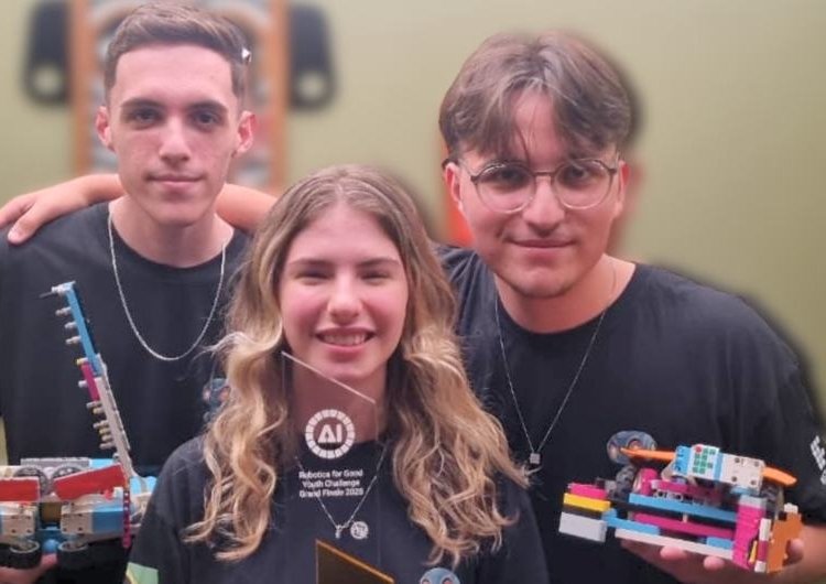 Equipe Sancabots ao Resgate, do Brasil, exibe troféu de ouro na Grande Final do Desafio Jovem Robotics for Good 2025 © Davi Beltrame I Via Arquivo Pessoal