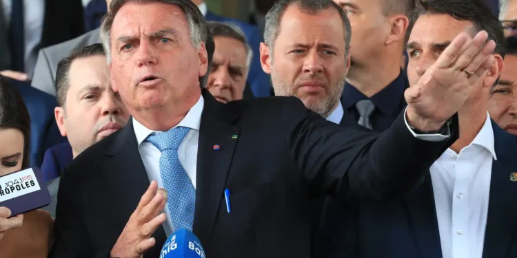 Oposição denuncia “perseguição política” contra Bolsonaro após decisão de Moraes