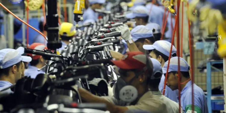 Sobretaxa dos EUA preocupa, mas setor brasileiro vê risco maior para montadoras americanas