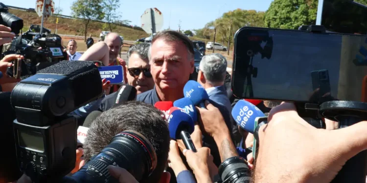 Ex-presidente Bolsonaro deve usar tornozeleira e está proibido de usar redes sociais