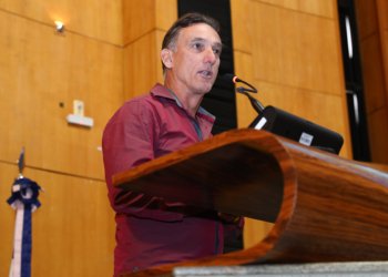 Ralph Gomes falou sobre os avanços da maré na Avenida Atlântica, Praia Grande, Fundão © Lucas S. Costa