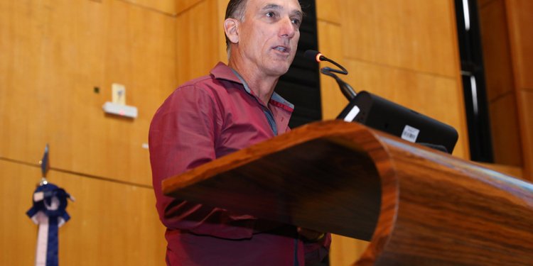 Ralph Gomes falou sobre os avanços da maré na Avenida Atlântica, Praia Grande, Fundão © Lucas S. Costa