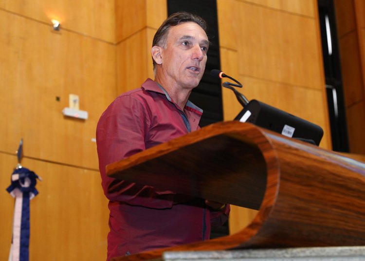 Ralph Gomes falou sobre os avanços da maré na Avenida Atlântica, Praia Grande, Fundão © Lucas S. Costa