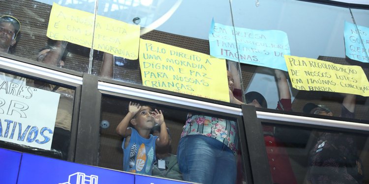 com cartazes, comunidade se manifestou contra a ordem de despejo na galeria do plenário da ales © lucas s. costa i via ales