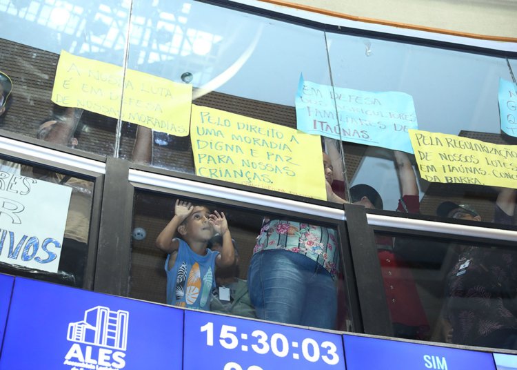 com cartazes, comunidade se manifestou contra a ordem de despejo na galeria do plenário da ales © lucas s. costa i via ales