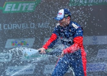 mesmo com batida, hugo cibien sobe ao pódio na copa truck © governo es