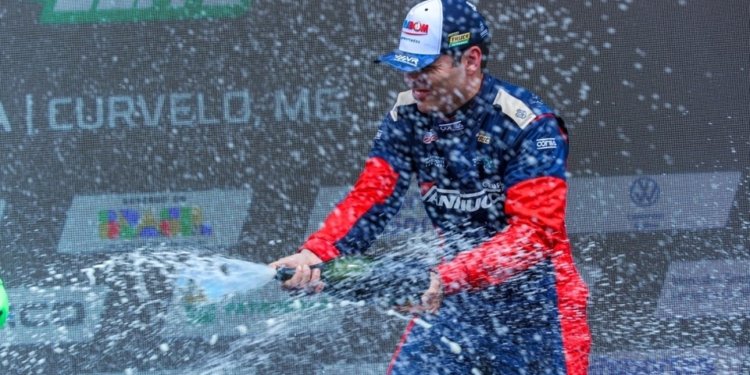 mesmo com batida, hugo cibien sobe ao pódio na copa truck © governo es