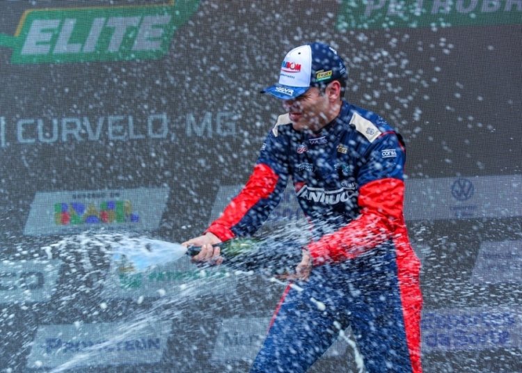 mesmo com batida, hugo cibien sobe ao pódio na copa truck © governo es