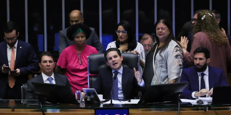 Projeto de Lei 1249/22 assegura afastamento remunerado mensal para mulheres com sintomas graves durante o ciclo menstrual; proposta segue para o Senado.