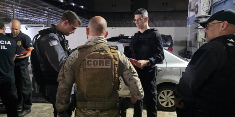 A ação, realizada nesta quinta-feira (30), cumpriu mandados de prisão e busca, mobilizando 70 policiais civis e militares na capital capixaba.