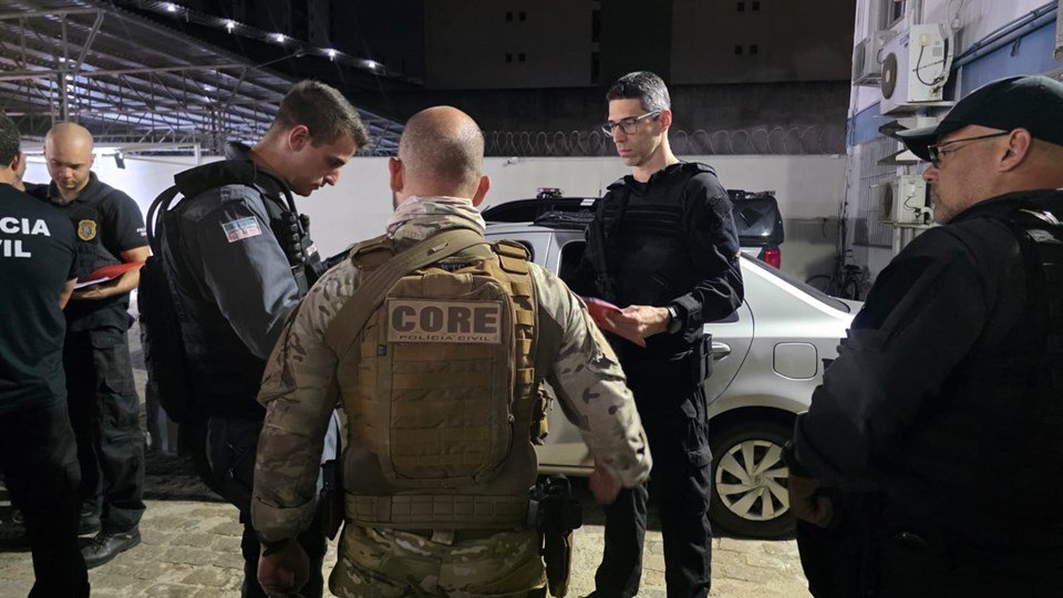 A ação, realizada nesta quinta-feira (30), cumpriu mandados de prisão e busca, mobilizando 70 policiais civis e militares na capital capixaba.