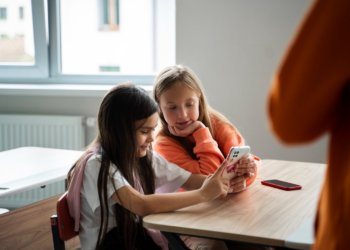 crianças que estudam na escola © freepik