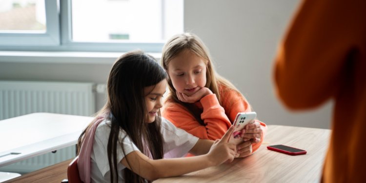 crianças que estudam na escola © freepik