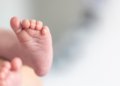 dedos de um tiro macro de bebê recém nascido © pvproductions
