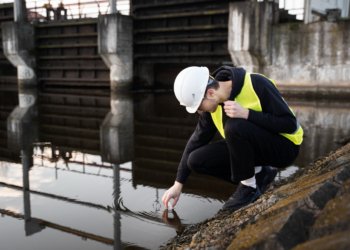 engenheiro ambiental de tiro completo tomando amostra de água © freepik
