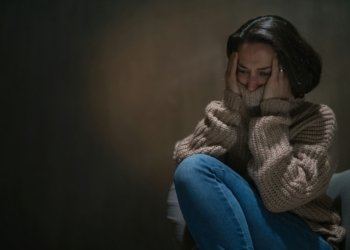 mulher chorando, triste © getty images i via unsplash+