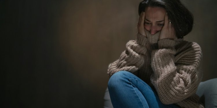 mulher chorando, triste © getty images i via unsplash+