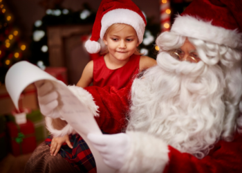 kurumá leva papai noel à concessionária e promove experiência natalina em vitória © divulgação i via freepik