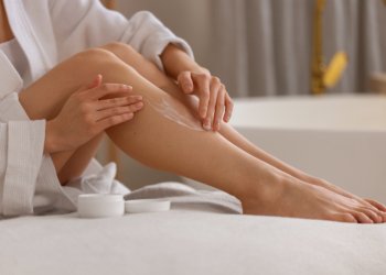 mulher de vista lateral usando creme © freepik