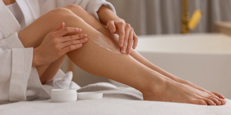 mulher de vista lateral usando creme © freepik