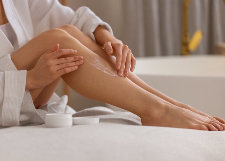 mulher de vista lateral usando creme © freepik