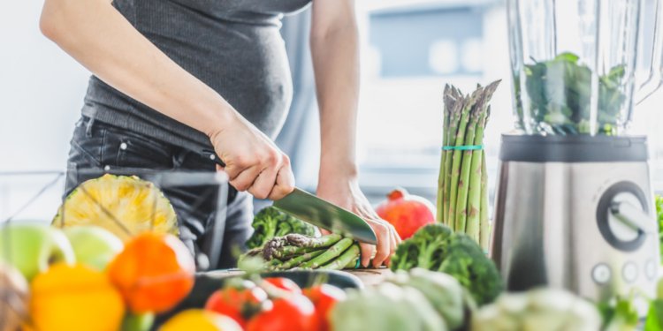 mulher grávida a cozinhar alimentos saudáveis © valeria aksakova