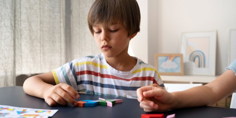 Criança brincando na mesa © Freepik