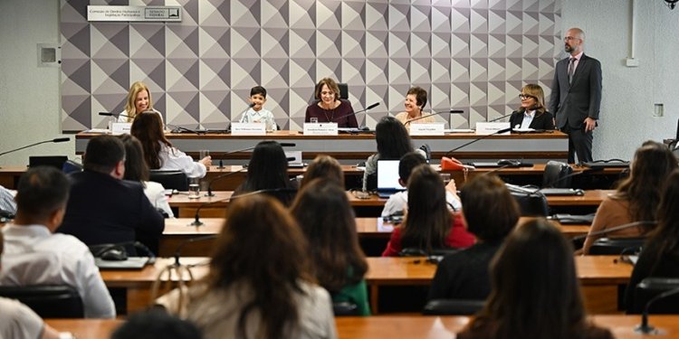 Davi Milhomem Giordani, um menino de 6 anos foi ao Senado pedir que crianças como ele sejam levadas a sério. © Saulo Cruz/Agência Senado