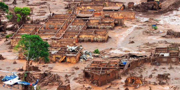 jc trabalhos das equipes do corpo de bombeiros em mariana mg apos rompimento de barragem 07112015004 0