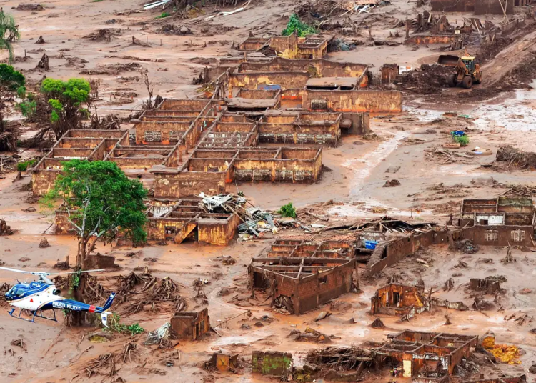 jc trabalhos das equipes do corpo de bombeiros em mariana mg apos rompimento de barragem 07112015004 0