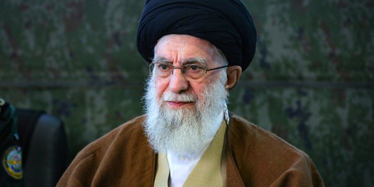 Aiatolá Ali Khamenei © Khamenei.ir, CC BY 4.0 I Via wikimedia.org
