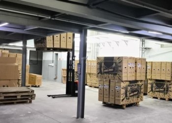 contêiner com mais de 180 bicicletas elétricas é apreendido ao ser descarregado em estabelecimento sem inscrição estadual em vitória © sefaz es