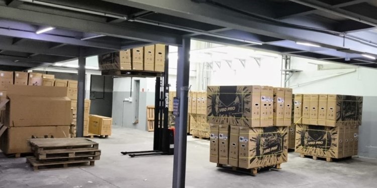 contêiner com mais de 180 bicicletas elétricas é apreendido ao ser descarregado em estabelecimento sem inscrição estadual em vitória © sefaz es