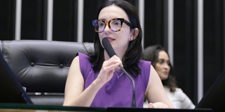 Deputada Ana Pimentel propõe lei para coibir discurso de ódio contra mulheres na internet