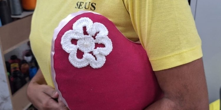 Detentas do Centro Prisional de Cariacica confeccionam almofadas para mulheres com câncer.