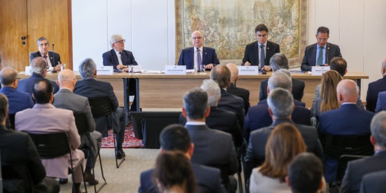 Fachin afirma que Judiciário deve manter distância de partes e interesses em jogo