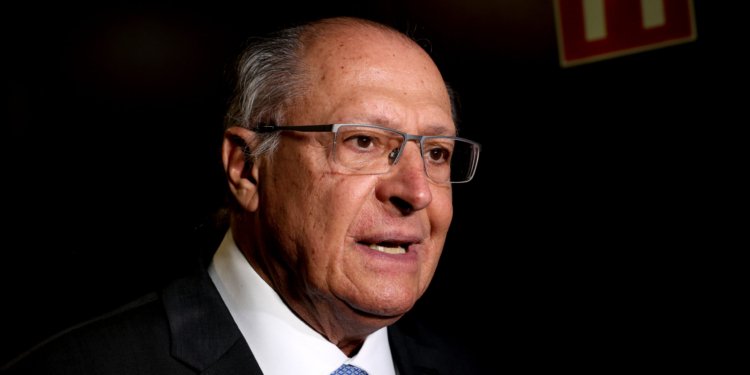 Vice-presidente Alckmin anuncia redução de R$ 0,64 no preço do diesel a partir de sábado