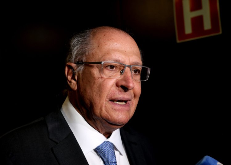 Vice-presidente Alckmin anuncia redução de R$ 0,64 no preço do diesel a partir de sábado